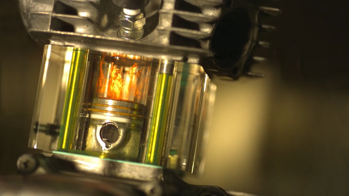 透明的引擎在超级慢镜头拍摄让你看燃烧过程