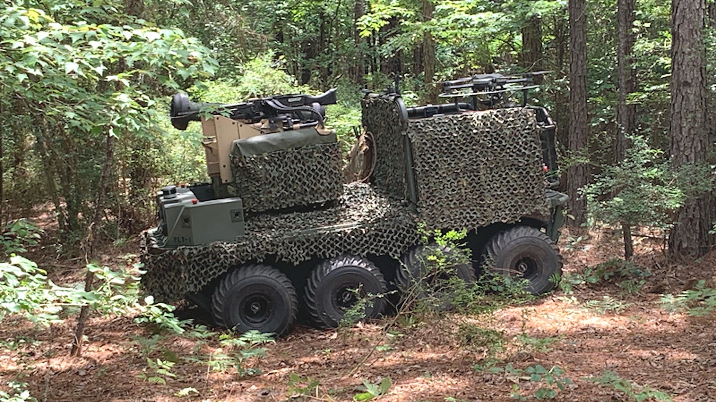 “敌方”无人地面车辆现在正与训练中的陆军士兵对峙