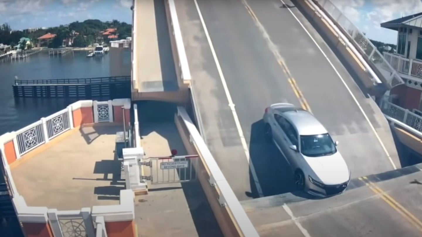 令人震惊的视频显示，佛罗里达州吊桥打开，本田雅阁仍在上面