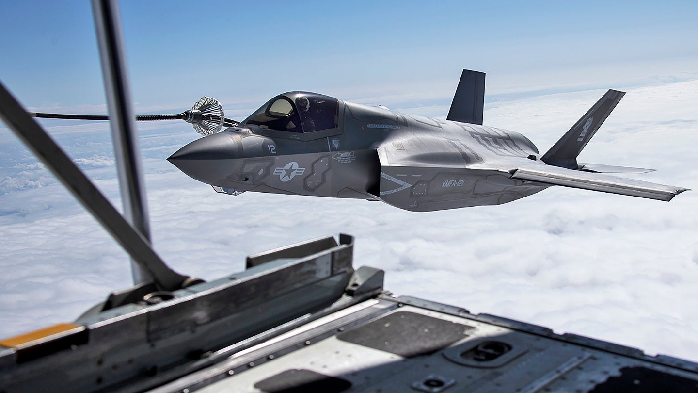 海军陆战队f -35战斗机与F-117“侵略者”战斗机作战，在西海岸大型演习中进行远程作战训练