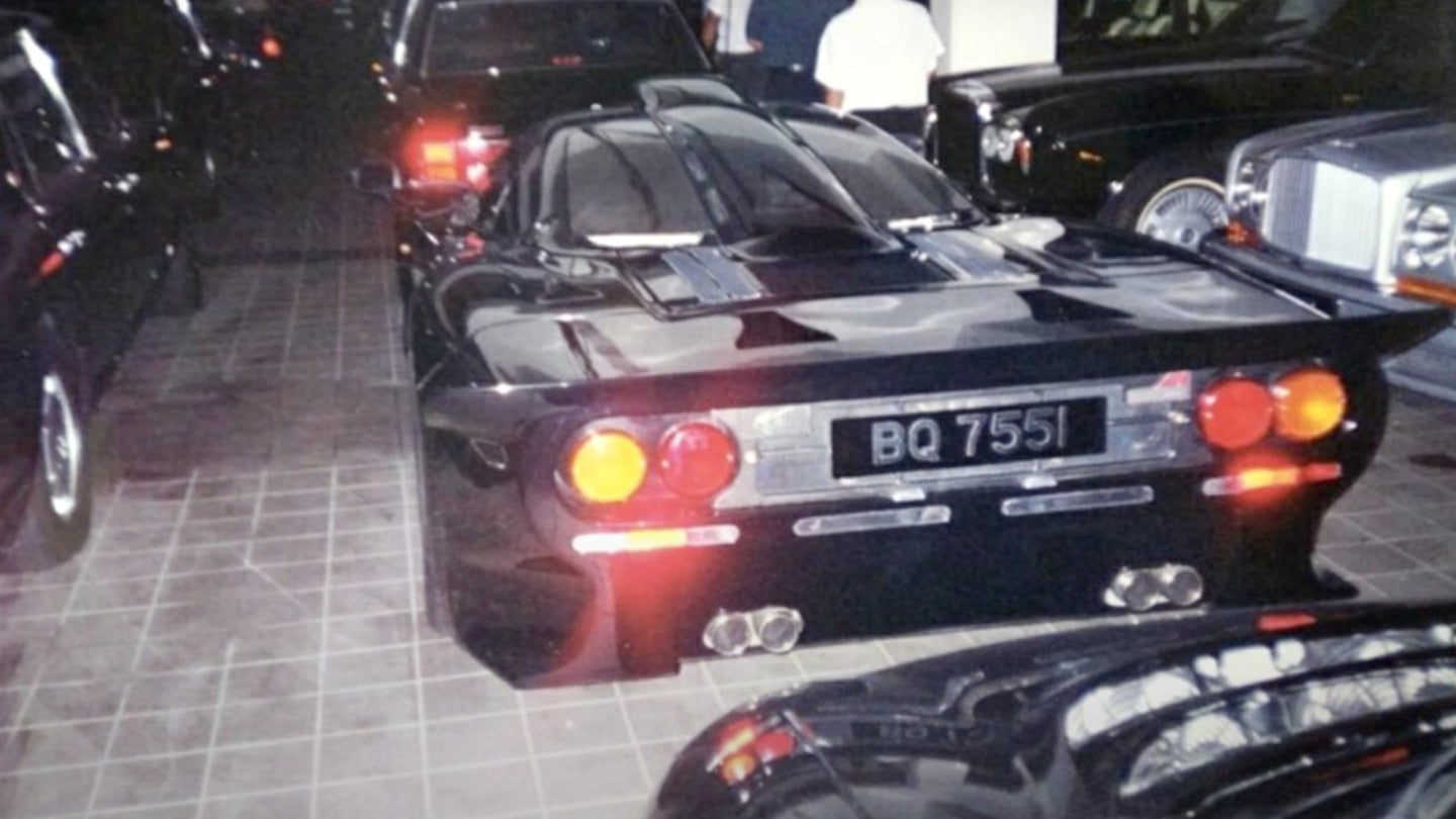 文莱苏丹的迈凯轮F1 GT从阴影中出现