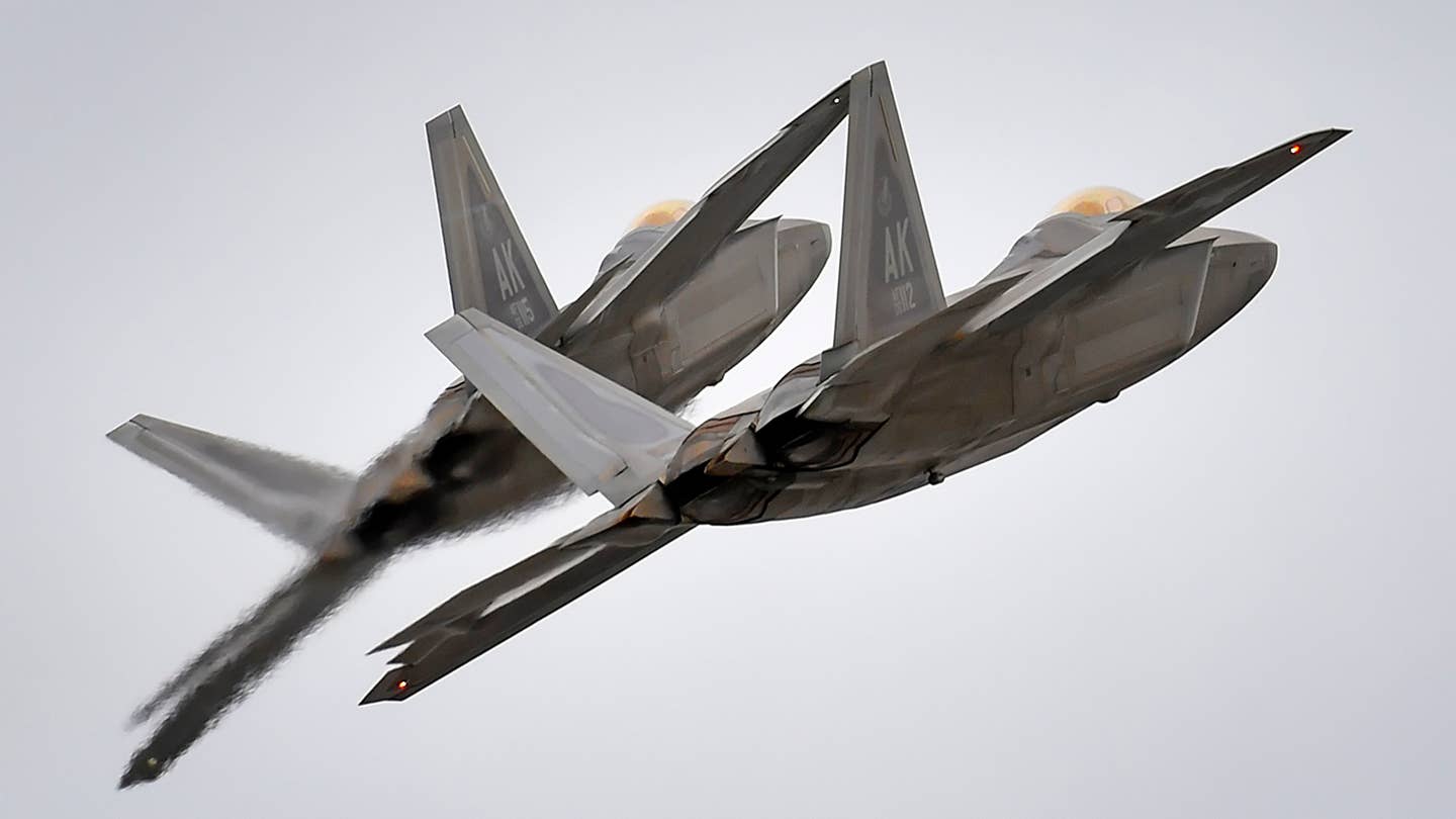 F-22猛禽战斗机在叙利亚西北部保护美国特种部队