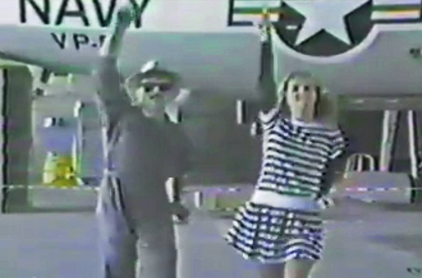 这个海军中队的音乐视频是有史以来最美妙可怕的80年代东西