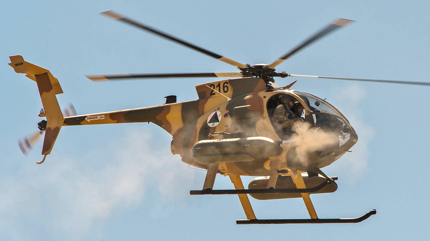 骑在扫射实践在阿富汗的生气蓬勃的小MD530攻击直升机