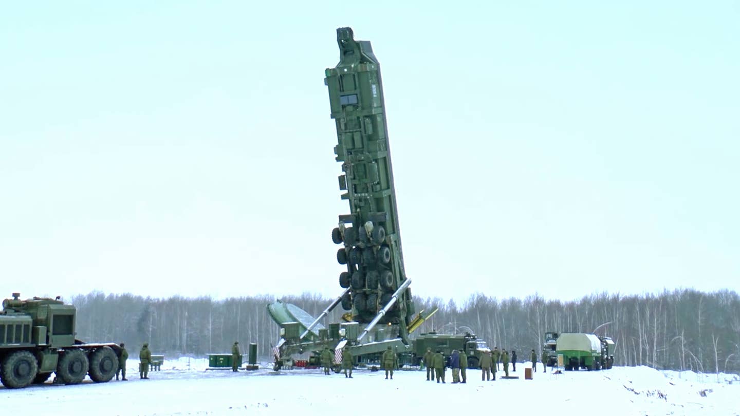 看看这个疯狂的俄罗斯拖车把巨大的洲际弹道导弹扔进他们的发射井