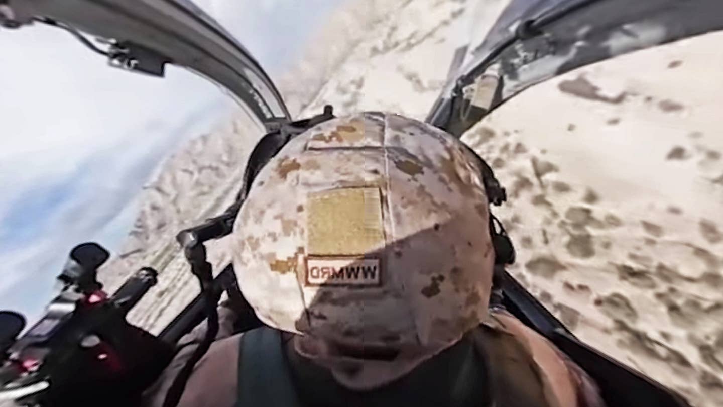 乘坐AH-1Z攻击直升机在沙漠地面撞击