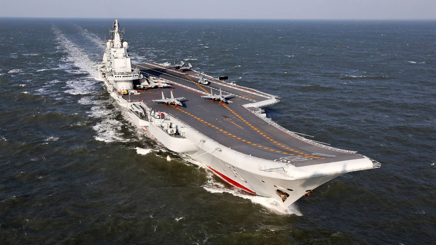 中国航母停靠在南海特别建造的巨型码头