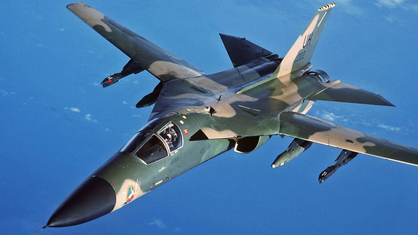 在冷战高峰时期驾驶标志性的摆翼F-111食蚁兽
