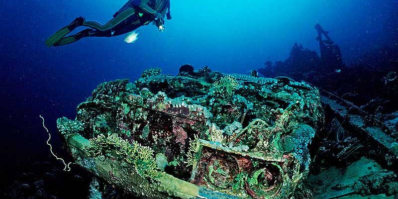 锈迹和暗礁:探索水下汽车遗址