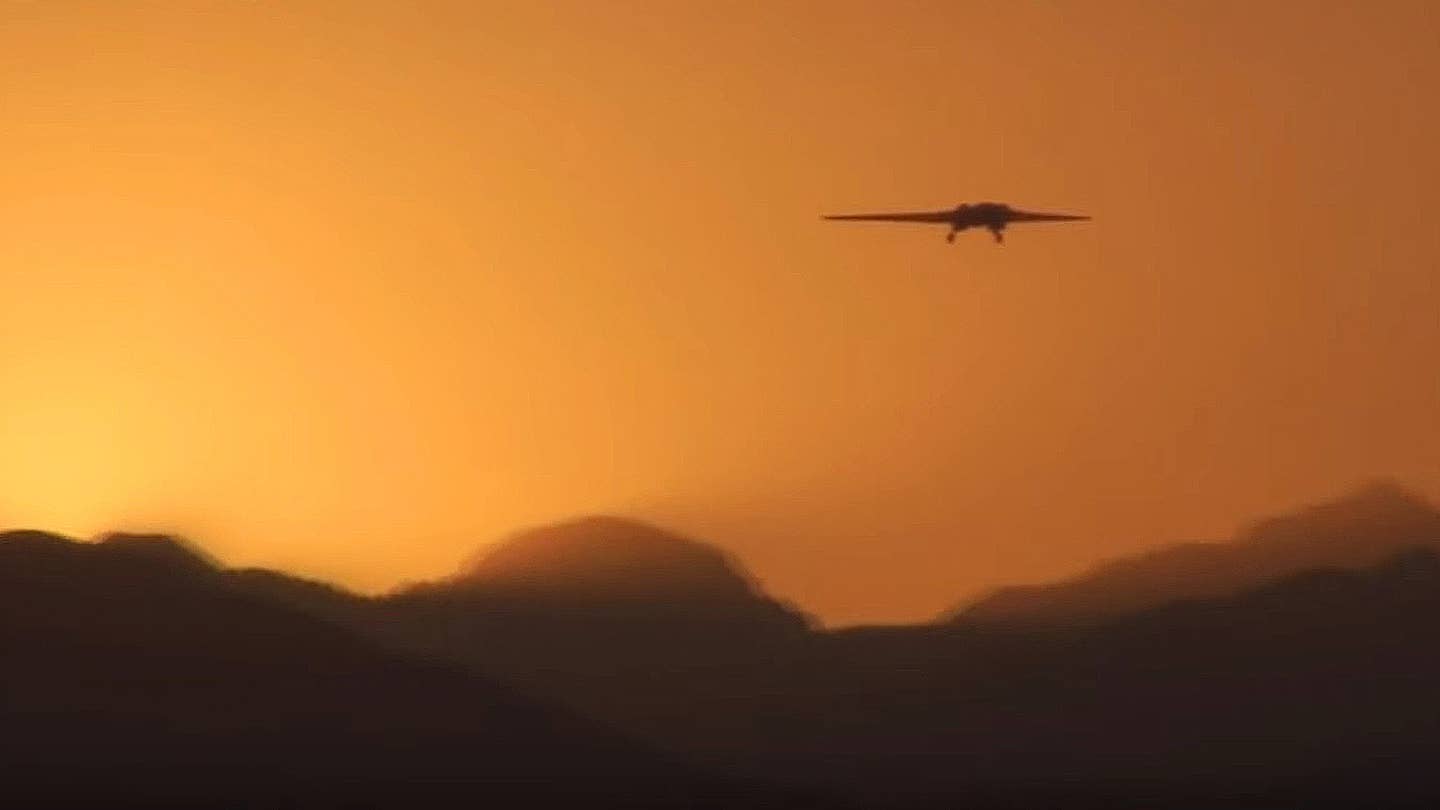 罕见的RQ-170哨兵在黎明低空接近的视频既诡异又光荣