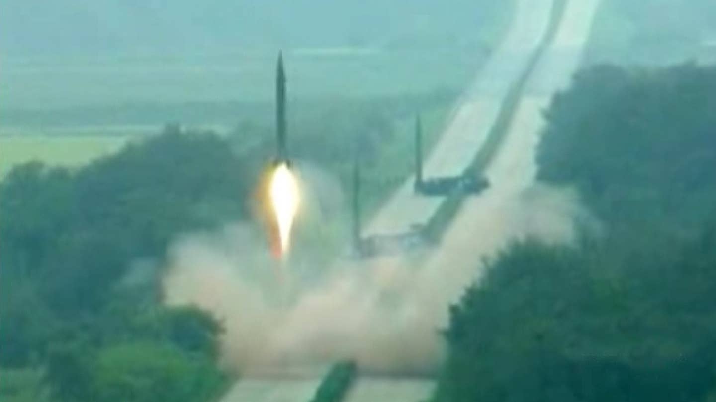 观看朝鲜从高速公路上发射三枚弹道导弹