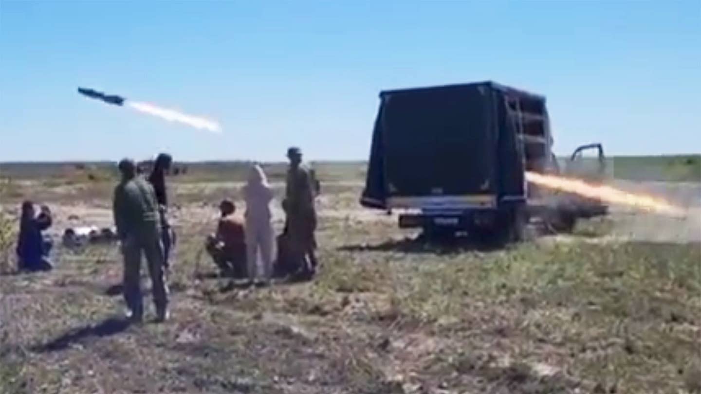 装载在卡车上的硫磺导弹发射器出现在乌克兰