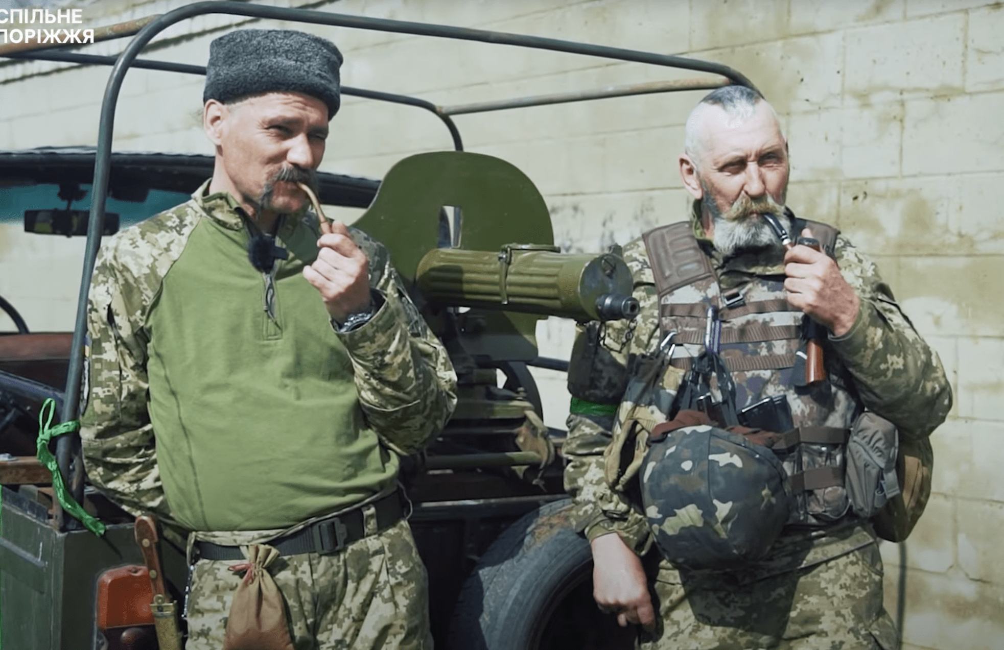 带着一战枪支的乌克兰战士频道是16世纪的祖先