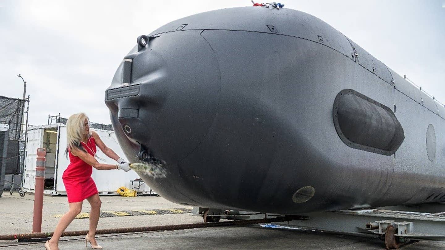 海军的85英尺逆戟鲸无人潜艇将首先成为布雷员