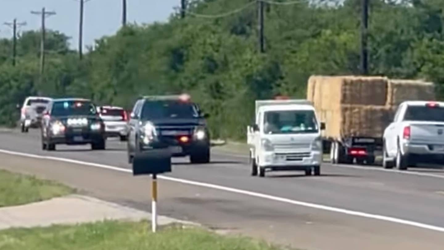 进口铃木携带祺卡车使德州警方在高速追逐