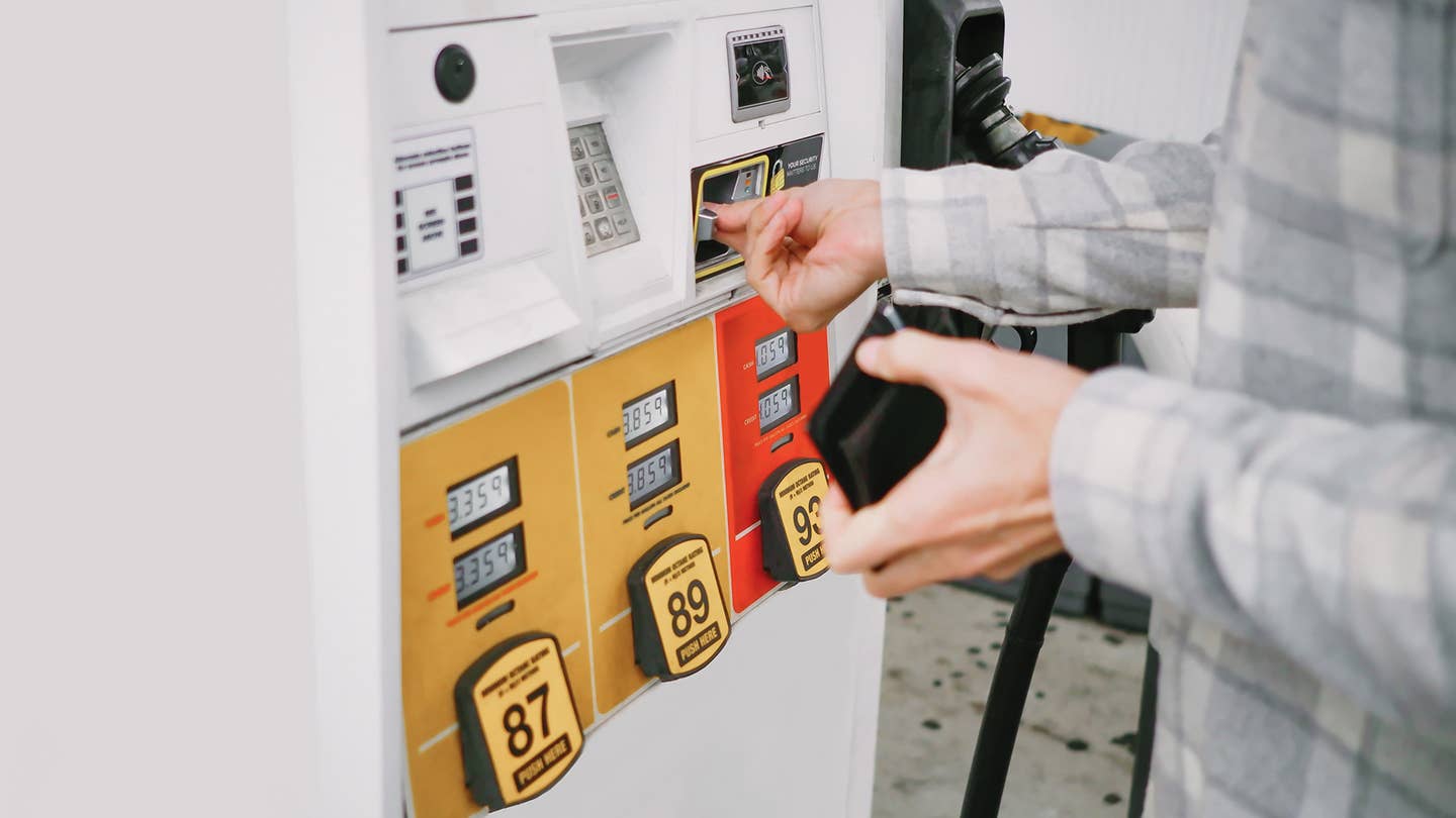 如何避免在加油站使用昂贵的信用卡和借记卡