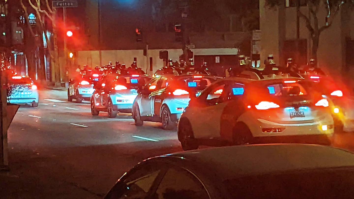 一群自动驾驶的巡航出租车堵塞了旧金山的交通几个小时