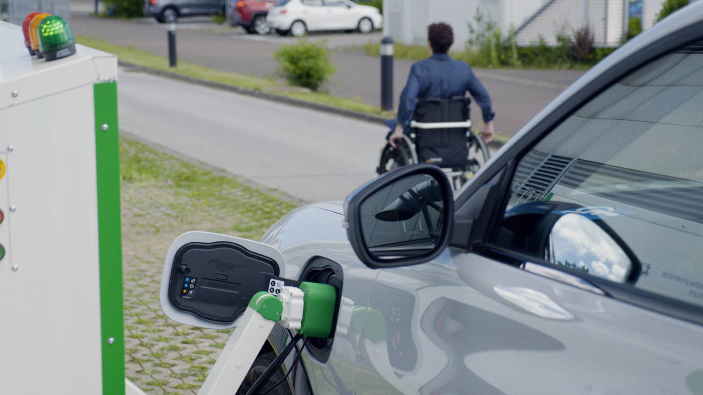 福特开发了一款机器人电动汽车充电器，以帮助残疾司机