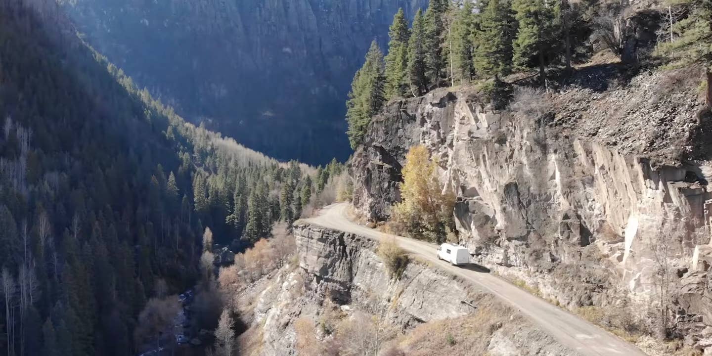 科罗拉多州一辆吉普“角斗士”在巡游途中坠落悬崖，三人死亡
