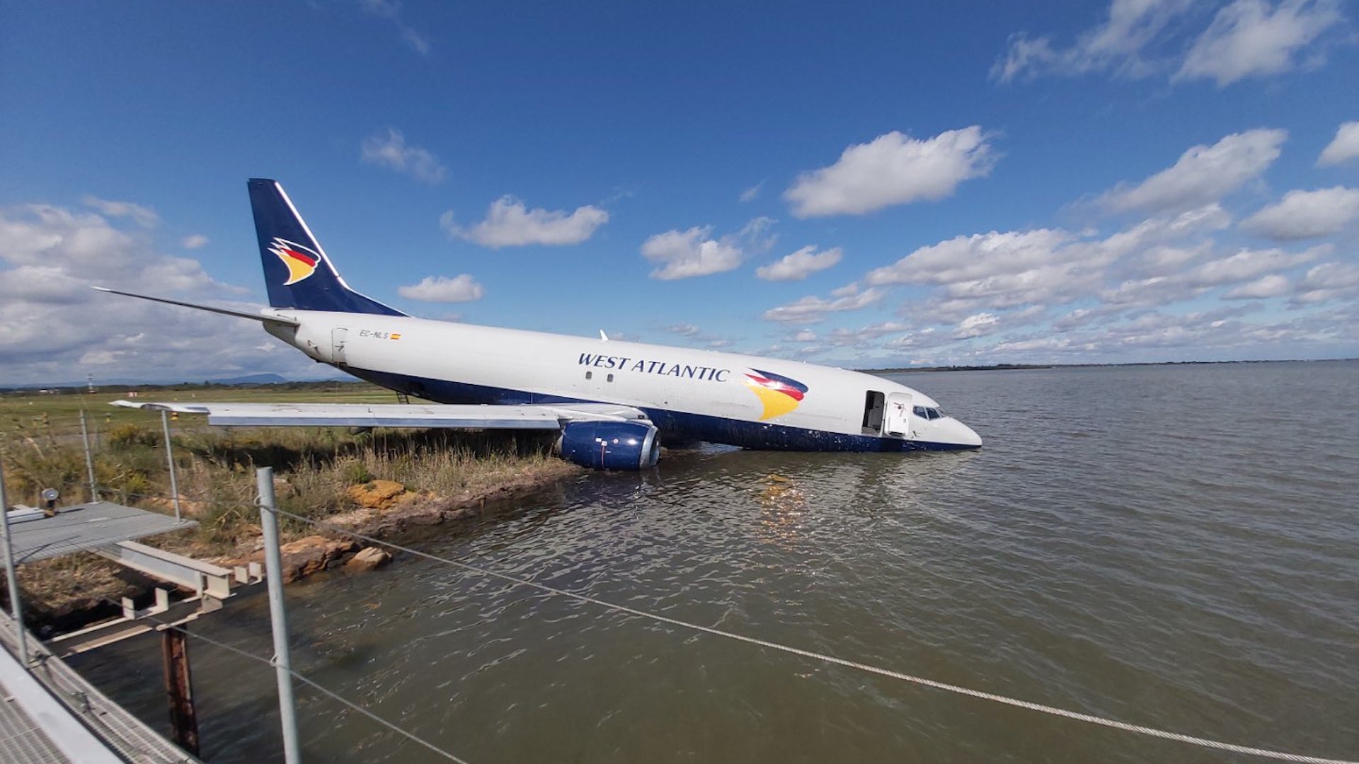 波音737货机冲出跑道，巨型起重机从湖中打捞上来