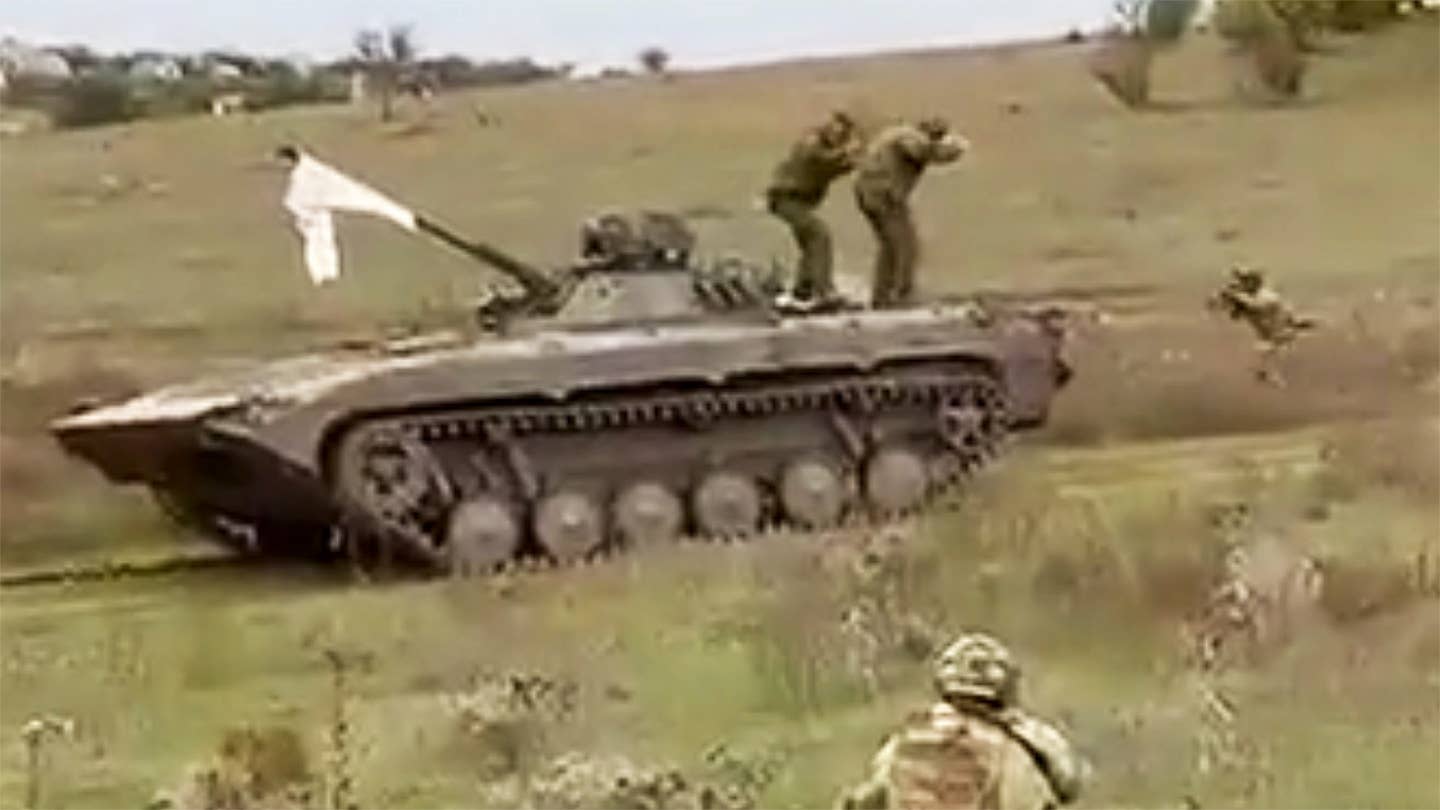 俄罗斯人向乌克兰军队投降的视频令人紧张