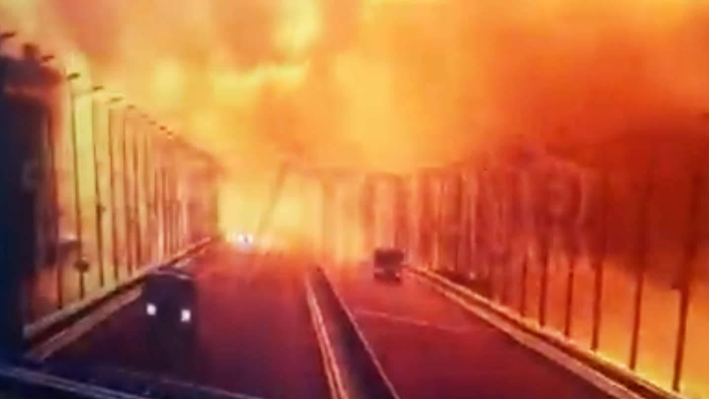 俄罗斯珍贵的刻赤海峡大桥发生爆炸(已更新)