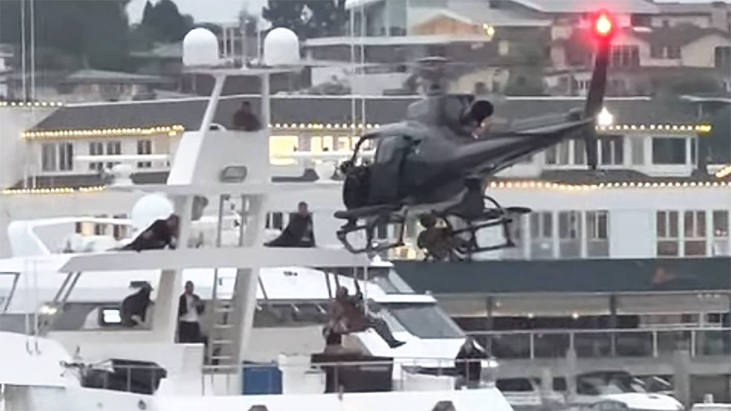 为了慈善，直升机突击队员在新港海滩“突袭”游艇