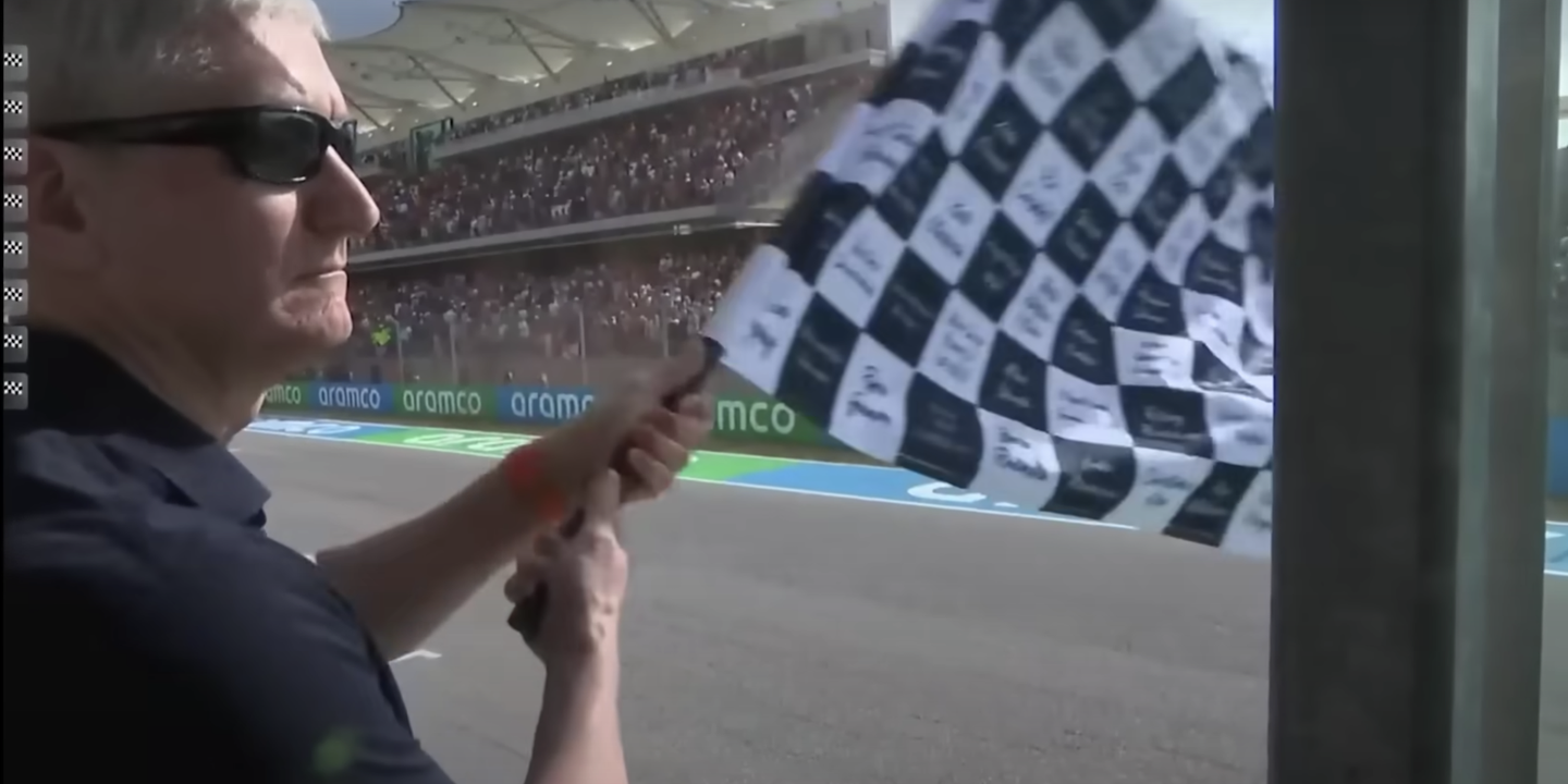 苹果首席执行官蒂姆·库克在F1历史上进行了最蹩脚的升旗