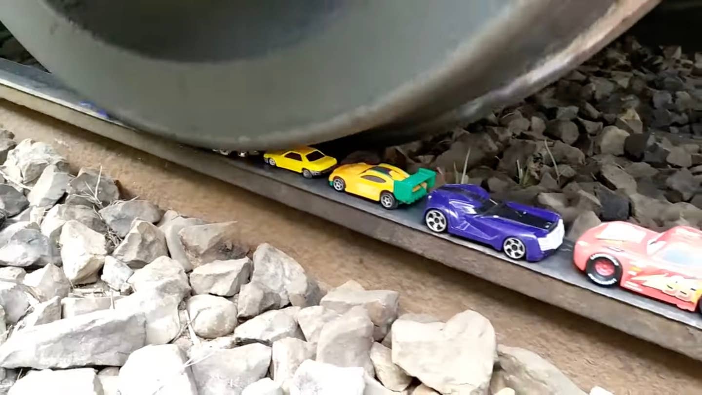 看一些怪人用火车碾碎所有东西，从骨头到玩具