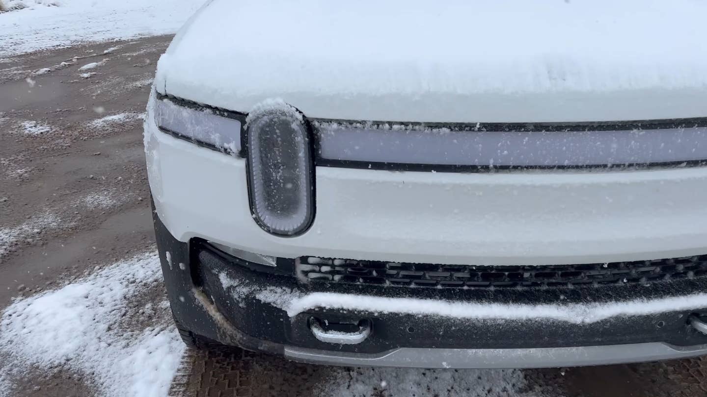 里维安的LED大灯在冰雪中让车主头疼