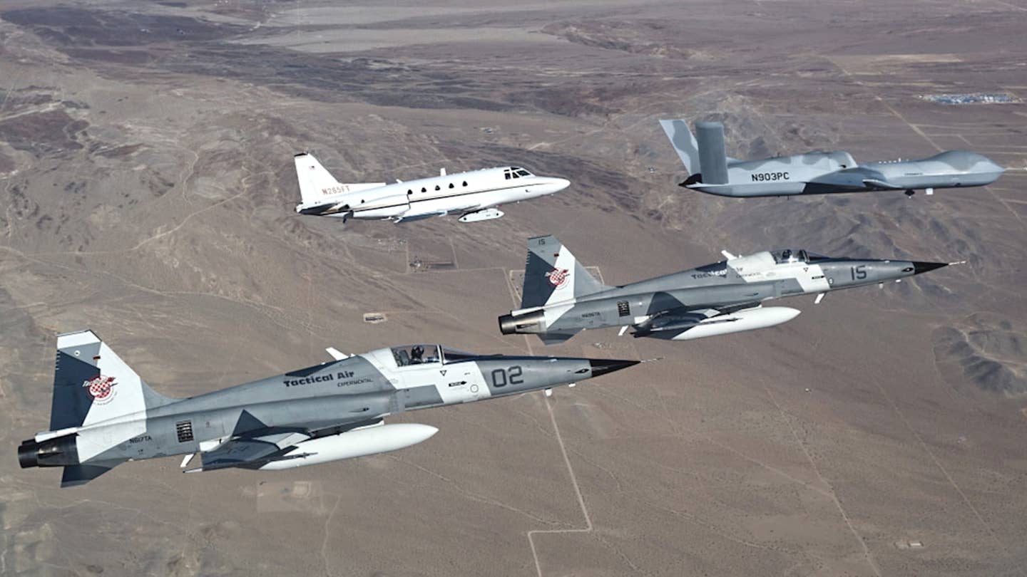 F-5s团队与复仇者无人机、Bizjet进行空对空红外传感器测试