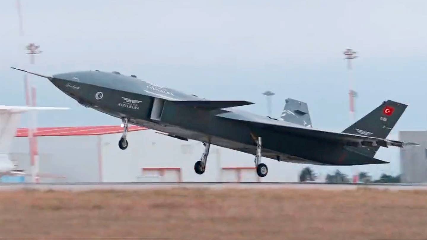 土耳其新型类似战斗机的无人机飞行了几秒钟
