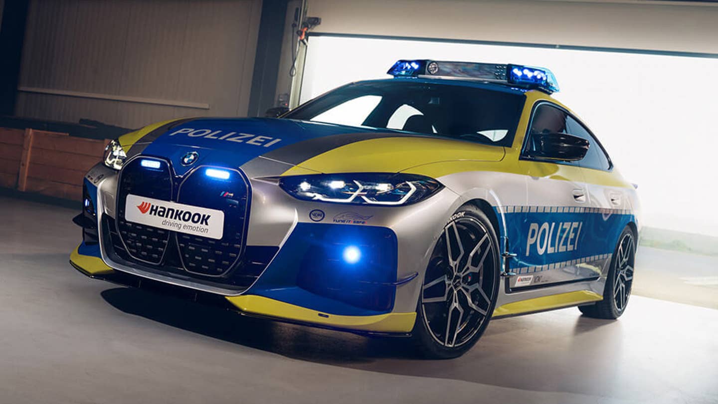 这款宝马i4售后警车在德国推广街头法律调整