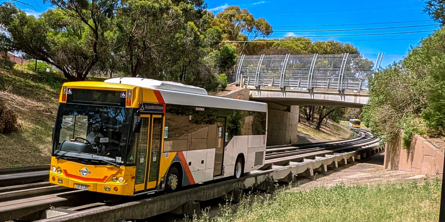 澳大利亚O-Bahn公共交通系统结合了公共汽车、火车和有轨电车。下面是它的工作原理