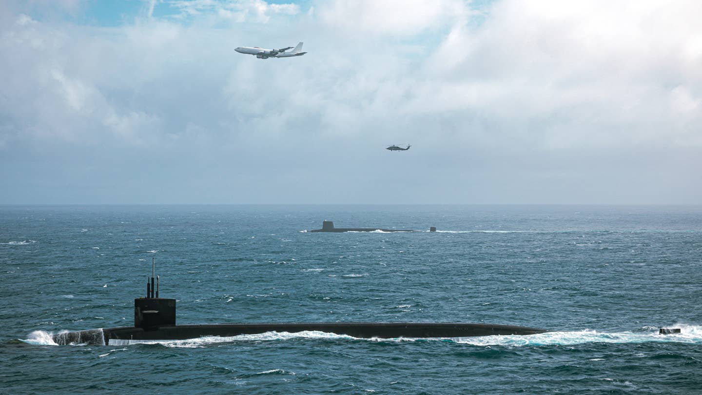 美国和英国的弹道导弹潜艇联合进行非同寻常的武力展示
