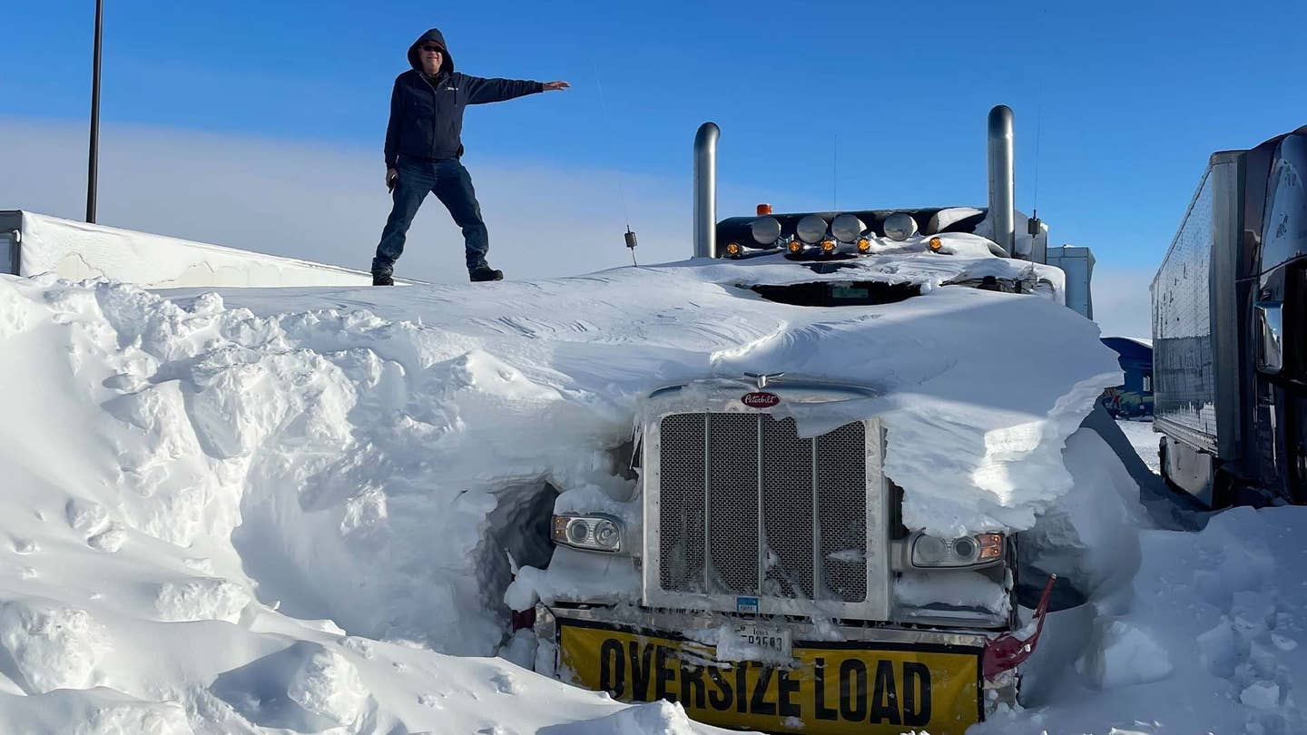 暴风雪在南达科他州将70多辆半挂车困在巨大的漂流物下数天