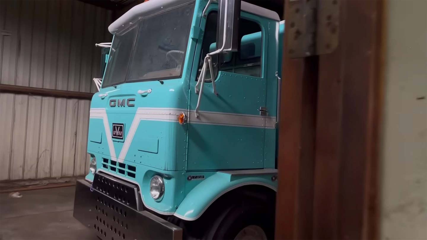 这辆罕见的V12 GMC Crackerbox卡车正坐在佛罗里达州的仓库里等待完成