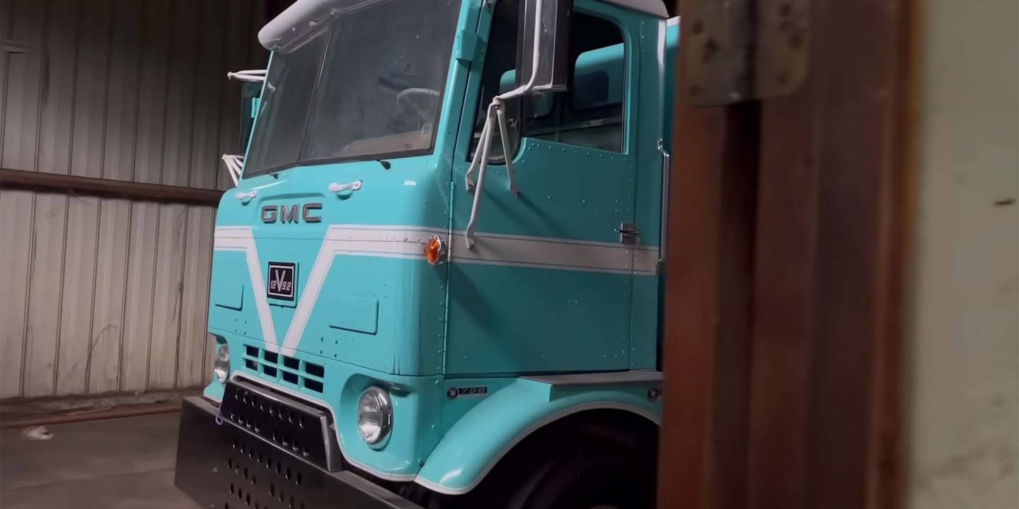 这辆罕见的V12 GMC Crackerbox卡车正坐在佛罗里达州的仓库里等待完成
