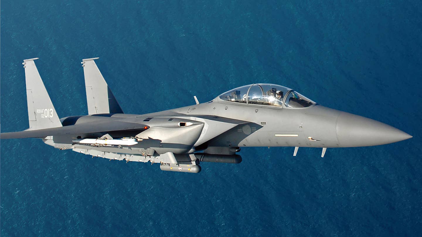 韩国将斥资数十亿美元升级F-15K猛击鹰战斗机