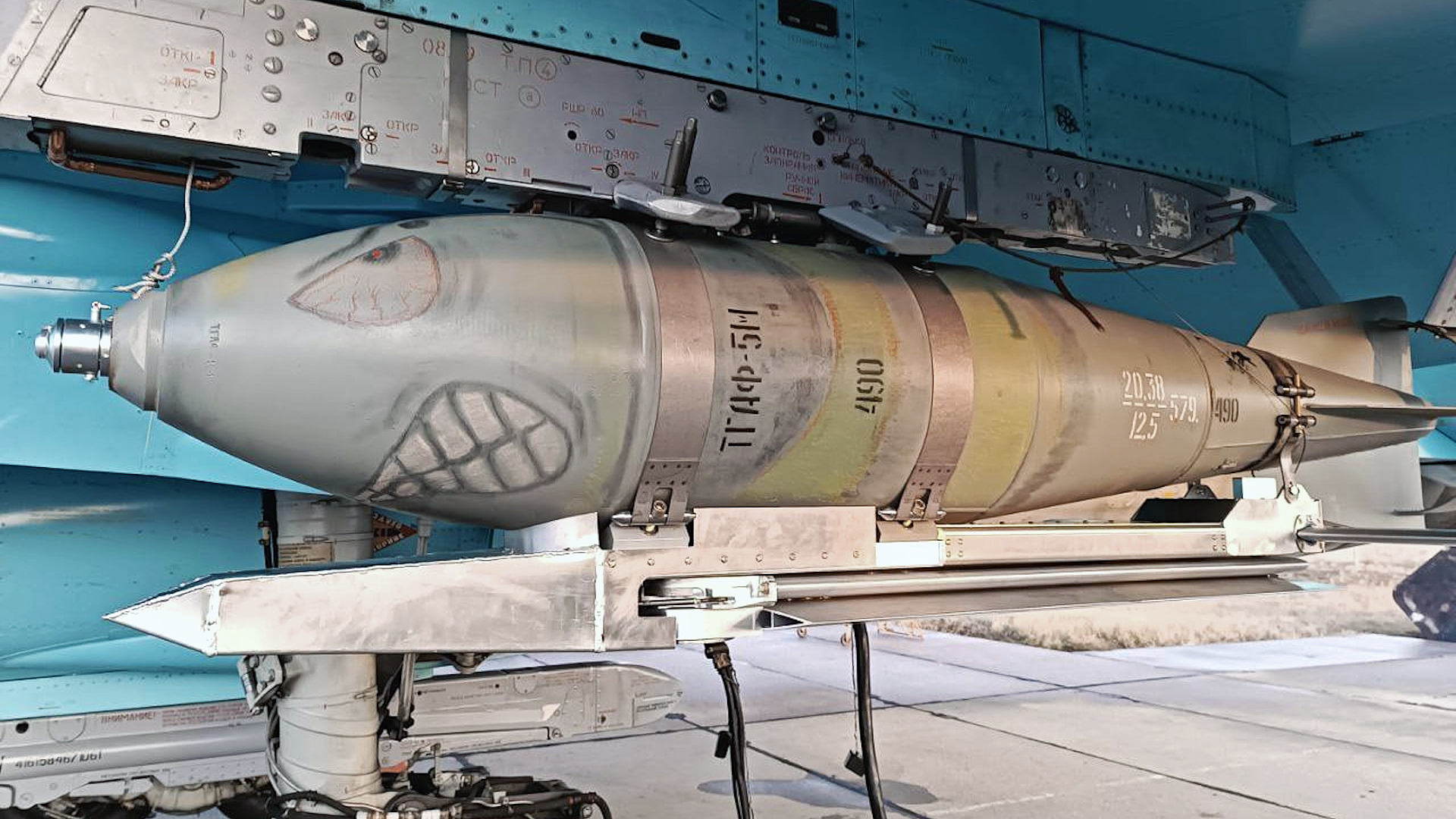 俄罗斯航空炸弹与神秘的机翼套件绑在它表面