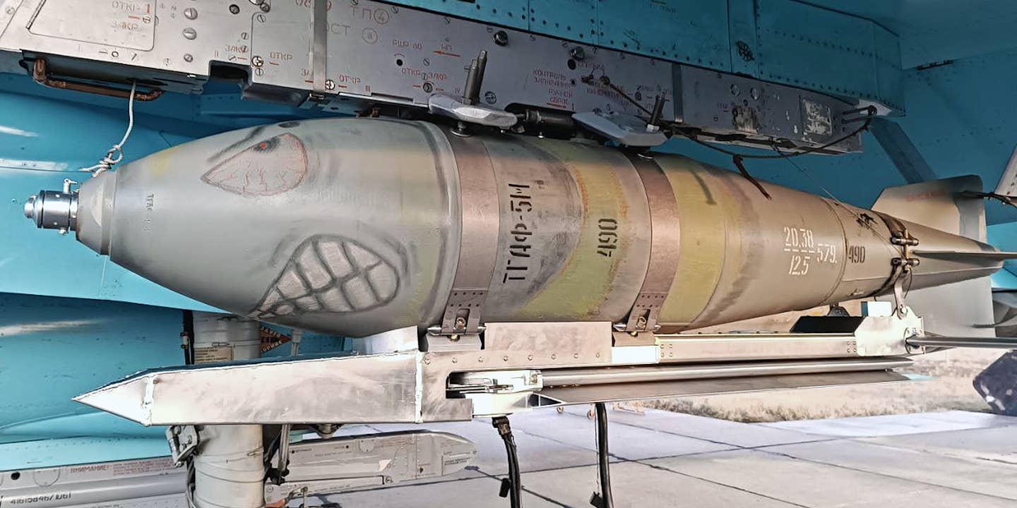 俄罗斯航空炸弹与神秘的机翼套件绑在它表面