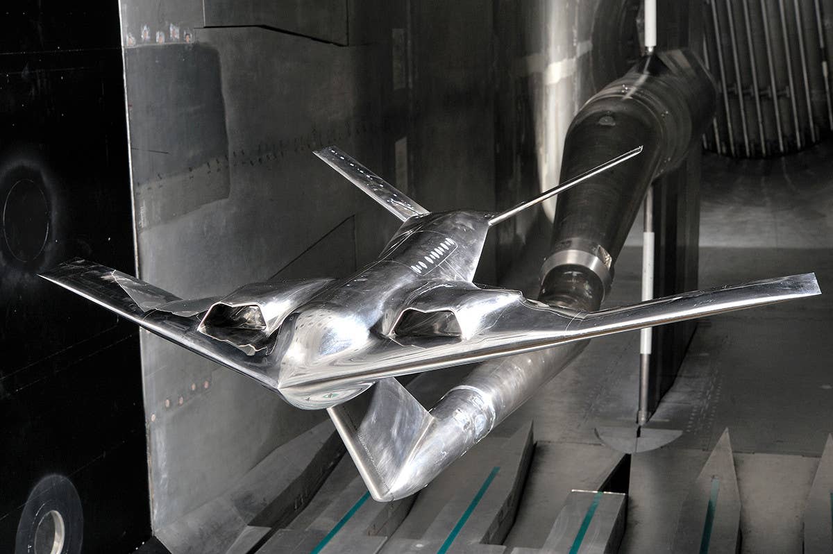 风洞模型的大型飞机翼身融合概念从波音公司测试的美国空军领导的项目称为速度敏捷在2010年代早期。NASA < em > < / em >
